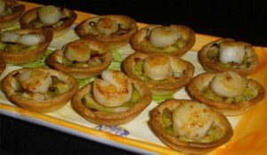 Mini-tartelettes fondue de poireaux noix de Saint-Jacques