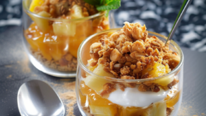 Verrines ananas crumble depuis recettemoderne.com