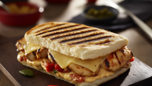 panini au poulet fromage et poivrons depuis recettemoderne